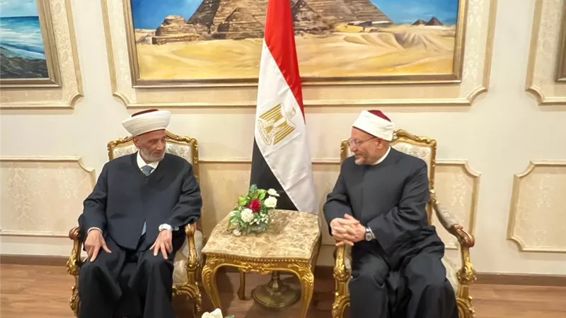 المفتي يستقبل نظيره اللبناني بالمطار لحضور فعاليات مؤتمر الإفتاء