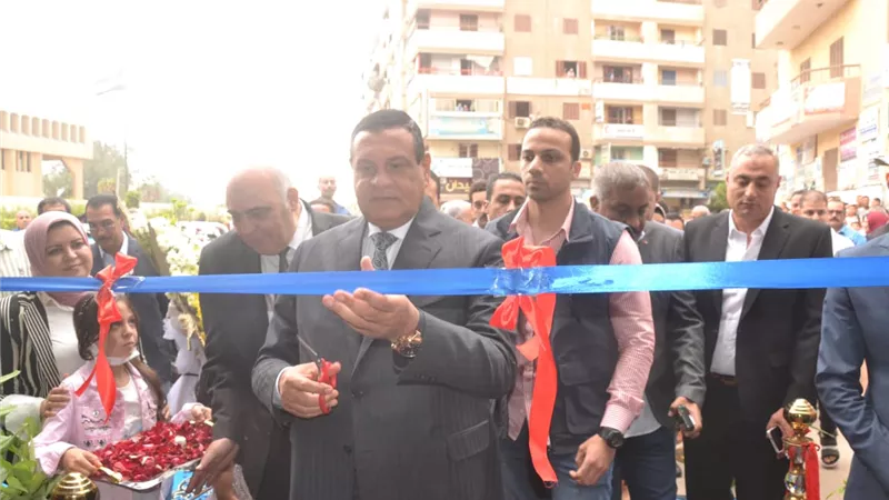 وزير التنمية المحلية ونائب محافظ البحيرة يفتتحان منفذ لبيع السلع الغذائية بأسعار مخفضة