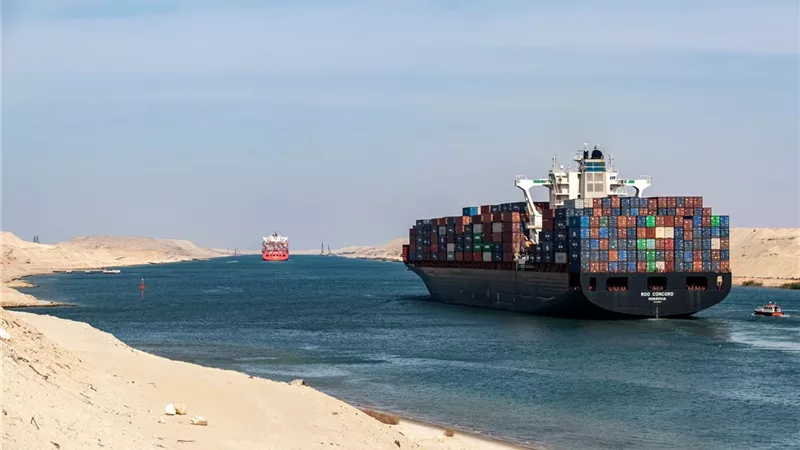 أسامة ربيع: قناة السويس بلا منافس والإيرادات زادت بنسبة 30 %