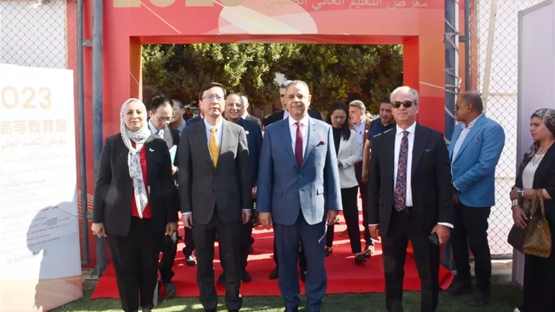 رئيس جامعه عين شمس تلتقي وفداً رفيع المستوى من وزارة التعليم الصينية