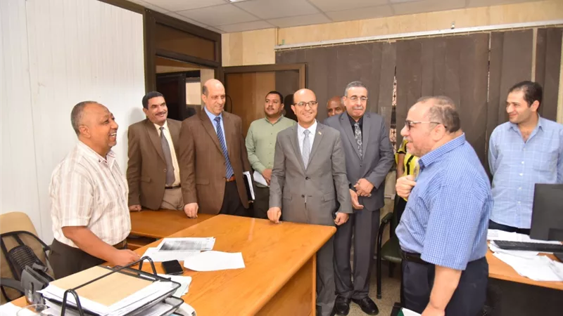رئيس جامعة أسيوط يتفقد مركز تطوير نظم المعلومات الإدارية