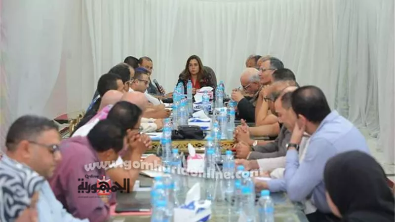 محافظ دمياط تناقش معوقات تنفيذ مشروعات 