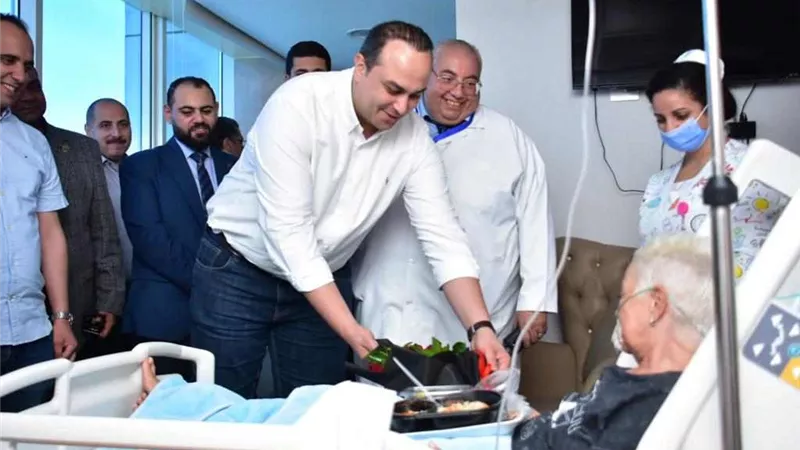 مريضة نرويجية تشيد بالخدمات وكفاءة الأطقم الطبية بمستشفى الكرنك الدولي