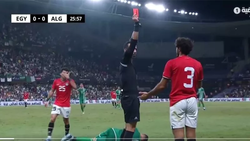شاهد.. محمد هانى يتعرض للطرد بعد تدخله العنيف ضد لاعب الجزائر