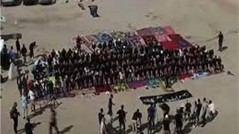أعضاء التحالف الوطني في مصر يؤدون صلاة الغائب عند بوابة معبر رفح