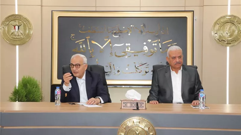 حجازي ومحافظ السويس يعقدان اجتماعا مع قيادات التعليم بالمحافظة