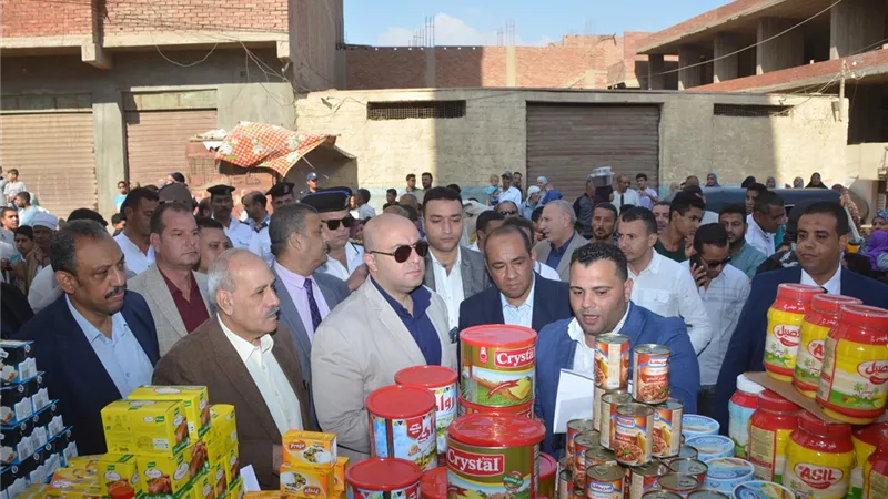 محافظ بني سويف يتفقد منافذ البيع المتنقلة بالواسطى