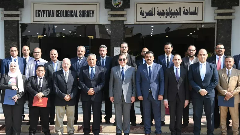 الملا يكرم مجموعةمن الجيولوجيين بالهيئةالمصريةالعامة للثروة المعدنية