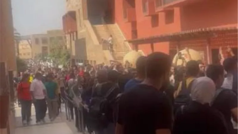 مظاهرة لطلاب الجامعة الأمريكية للتنديد بالاعتداءات الإسرائيلية على غزة وتأييدا لاصريحات الرئيس