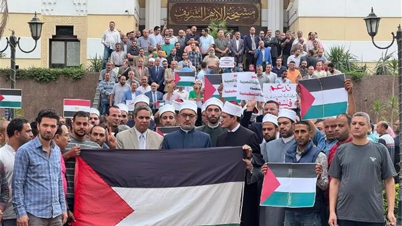 موظفو الأزهر يتبرعون بالدم للفلسطينين