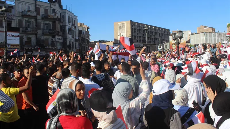رئيس جامعة جنوب الوادي يتقدم مسيرة من طلاب الجامعة تضامنا مع غزة