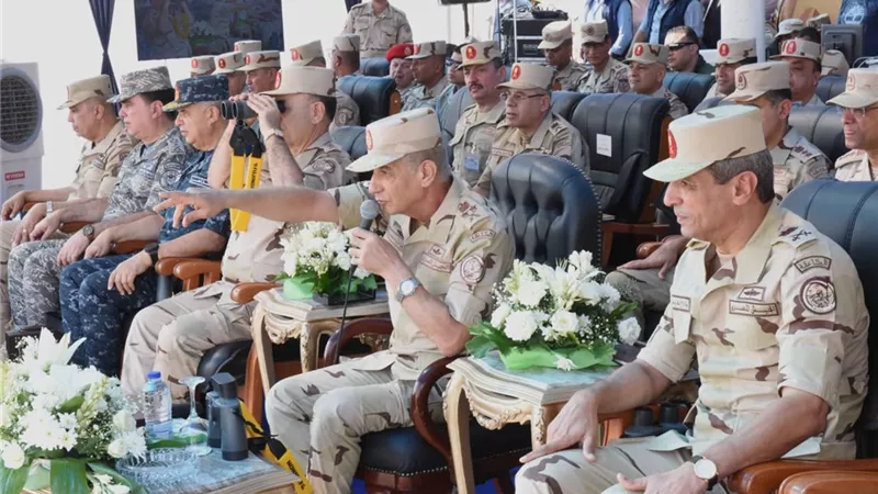 وزير الدفاع يشهد المرحلة الرئيسية لمشروع تكتيكى بجنود بالذخيرة الحية
