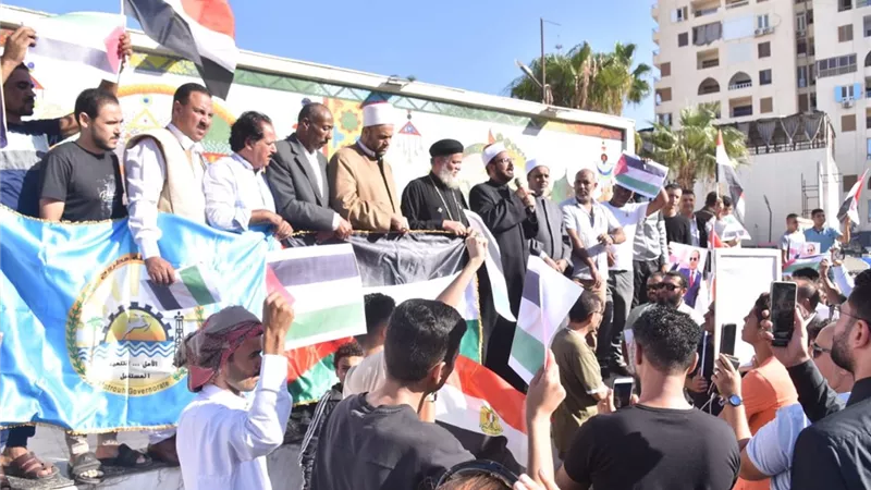اهالي مطروح تنتفض في وقفة تضامنية دعما لفلسطين