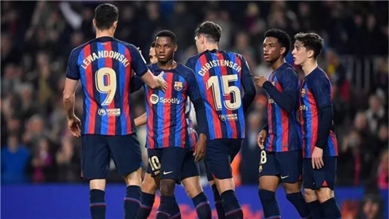 برشلونة يراقب نجم مانشستر سيتي تمهيدًا لضمه فى يناير القادم