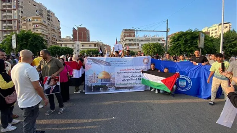 شباب وقيادات جامعة القناة ينظمون وقفة تضامنية مع أهالى غزة