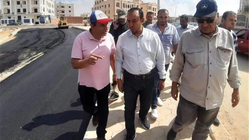 رئيس جهاز الشروق يكشف عن أهم مشروعات رصف الطرق الجديدة.. بالصور