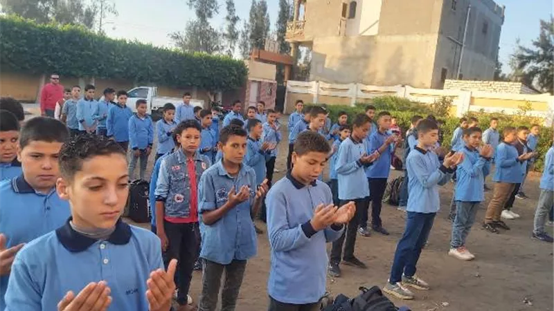 تعليم كفر الشيخ: طلاب المدارس يقفون دقيقة حداد على أرواح الشهداء