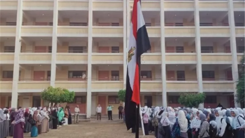 تنكيس الاعلام ودقيقة حداد على أرواح شهداء فلسطين بمدارس القليوبية