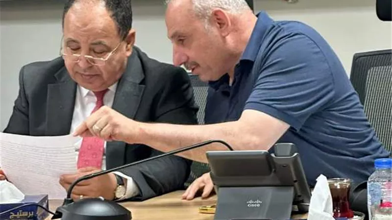 ايهاب في لقاء مع وزير المالية لحل أزمة العاملين على الصناديق
