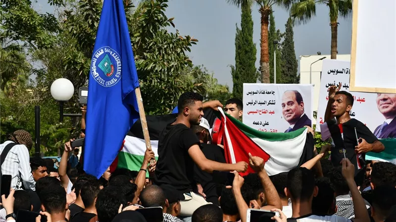 رئيس جامعة القناة يتقدم مسيره طلابية لدعم القضية الفلسطينية..صور