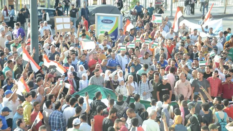 الدمايطة يؤيدون السيسي ويستنكرون الممارسات الإسرائيلية بغزة