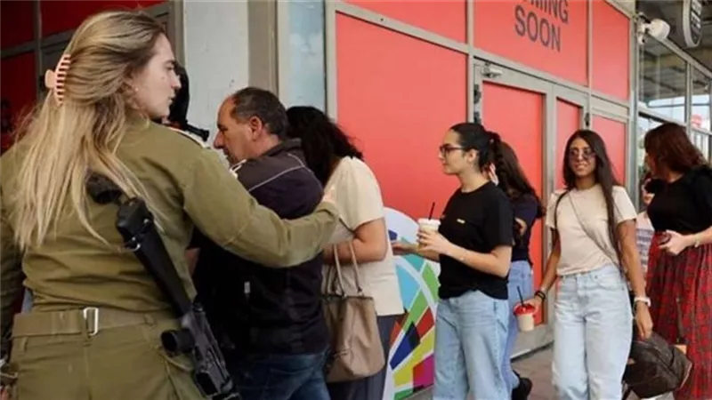 هروب مجموعة من سكان تل أبيب بعد دوي صافرات الإنذار