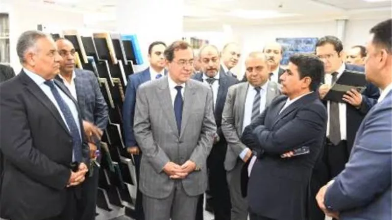 الملا يتابع تطورات إنشاء المنصة الرقمية الموحدة للخامات التعدينية