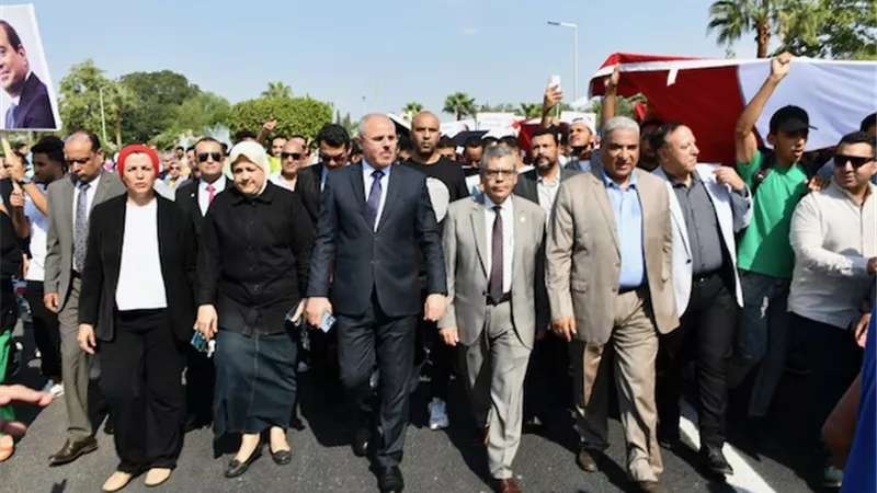 رئيس جامعة القناة يتقدم مسيرة طلابية لدعم القضية الفلسطينية