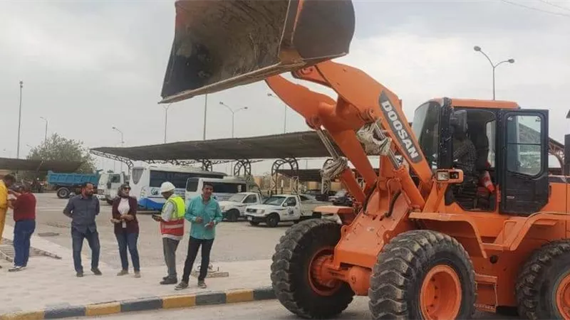 اصطفاف المعدات والسيارات بجبل عتاقة لمواجهة السيول والأزمات