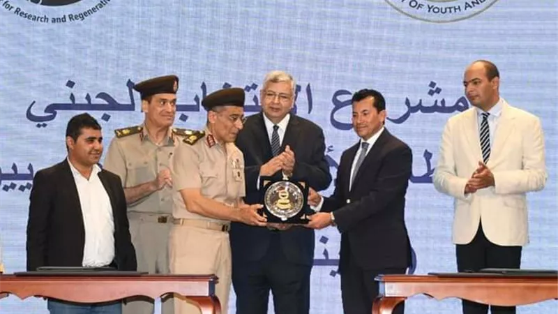 القوات المسلحة توقع بروتوكولى تعاون مع وزارة الشباب وهيئة الدواء