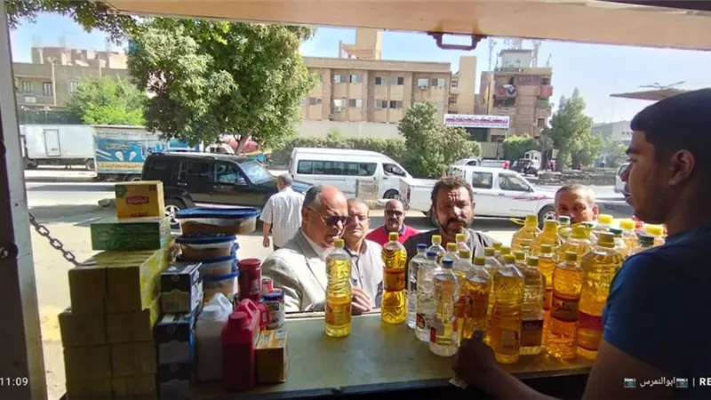 الجيزة تفتتح ٣ منافذ سلعية بأسعار مخفضة بأبو النمرس