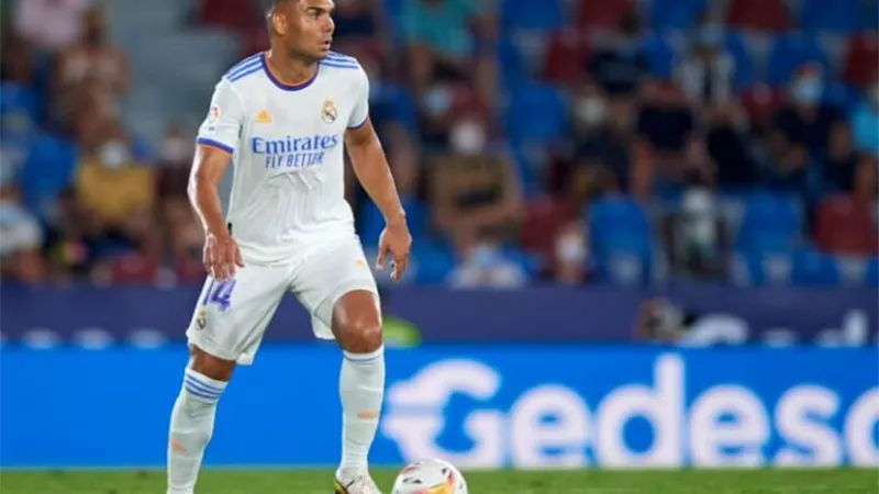 مانشستر يونايتد يعلن غياب كاسيميرو عن مباراة شيفليد