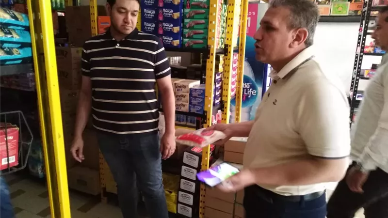 رئيس ثان الزقازيق يتفقدالمحال المشاركةفي مبادرةتخفيض الأسعار