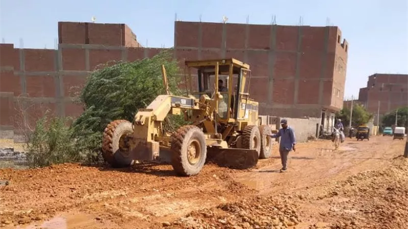 محافظ أسيوط: بدء فرش التربة الزلطية بعدة طرق بالقوصية بأطوال 6 كم
