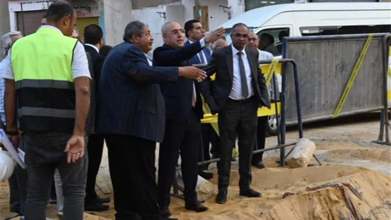 وزير الإسكان يتابع سير العمل بمشروع الصرف الصحي بالمقطم