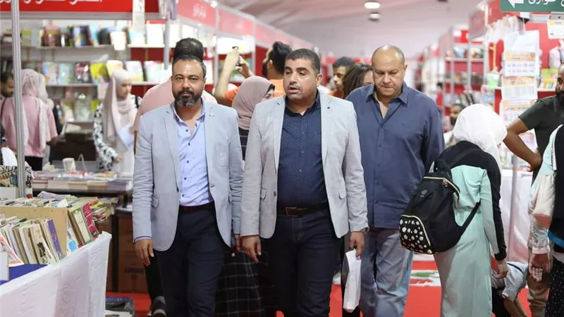 رئيس جهاز مدينة الشيخ زايد يتفقد معرض الكتاب ويؤكد دعمه للثقافة