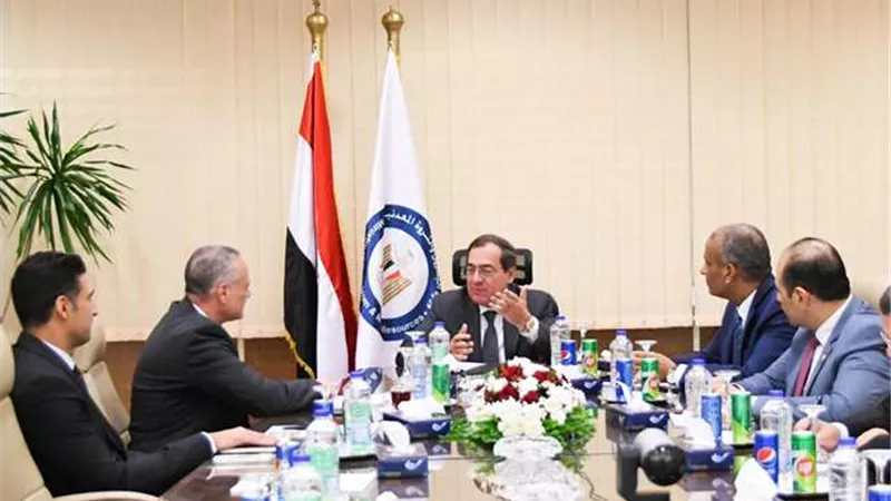 وزير البترول يبحث مع رئيس 