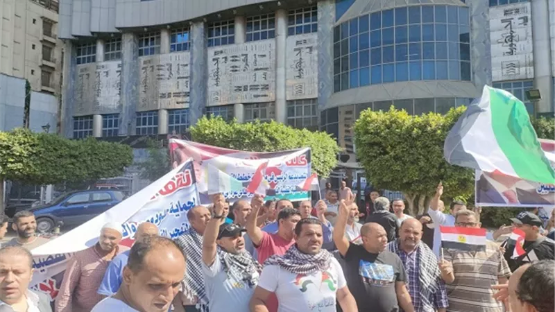 صور .. مسيرة للعاملين بمؤسسة دار التحرير لتأييد الدولة المصرية فى أزمة فلسطين