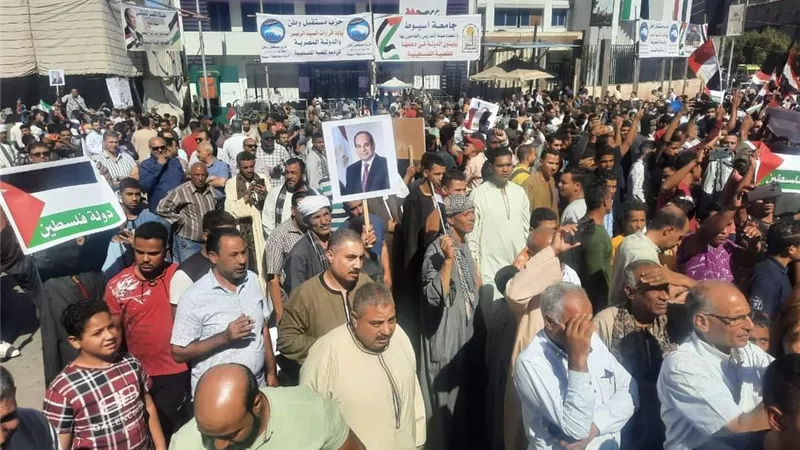 الآلاف يحتشدون بأسيوط لدعم الشعب الفلسطيني وتاييد قرارت الرئيس