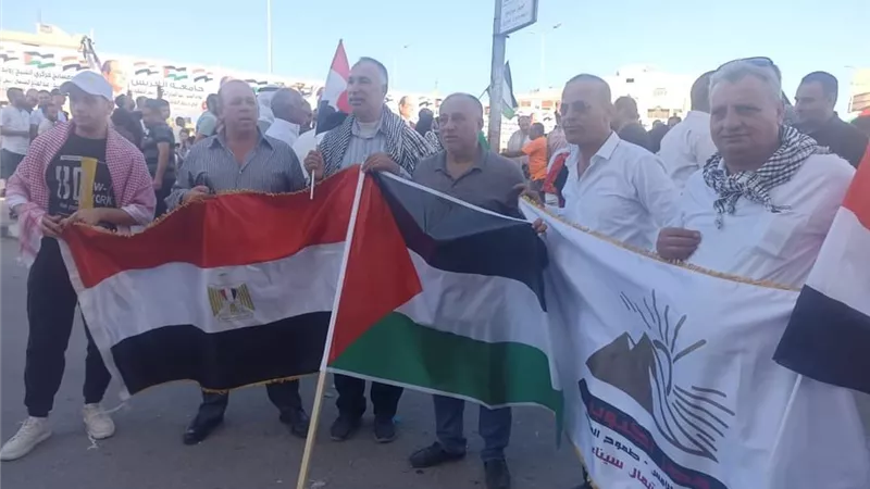 المساعدات فى انتظار الدخول لقطاع غزه على معبر رفح