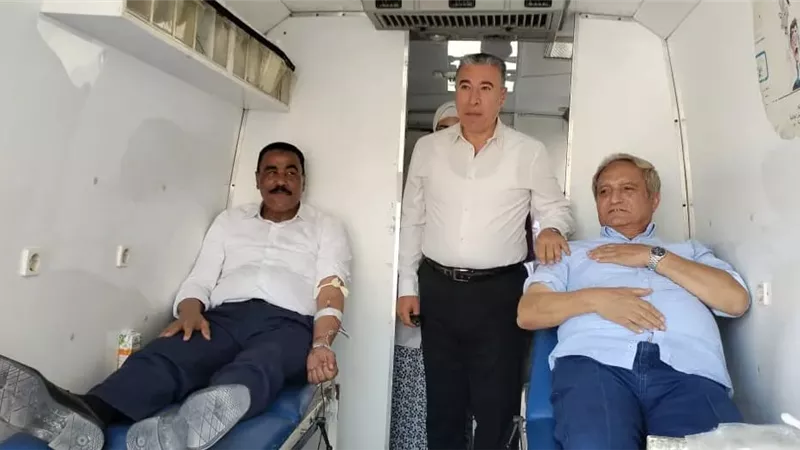 محافظ مطروح ورئيس شركة المياه بمطروح يتبرعان بالدم تضامنا مع غزة