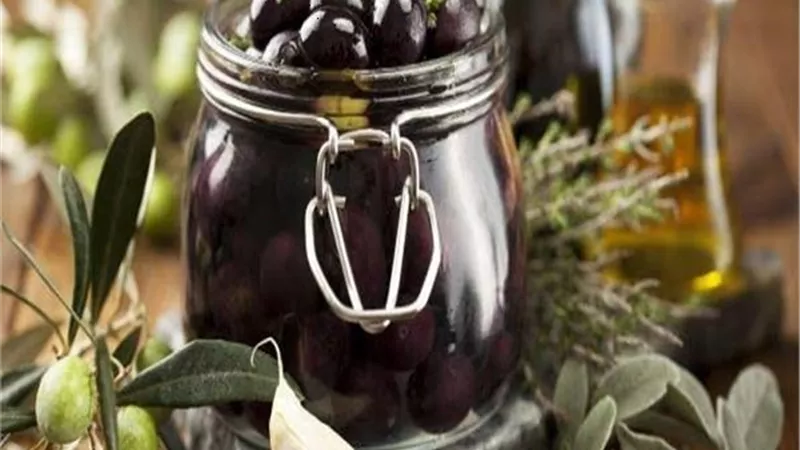 طرق سهلة لتخليل الزيتون الاسود فى المنزل