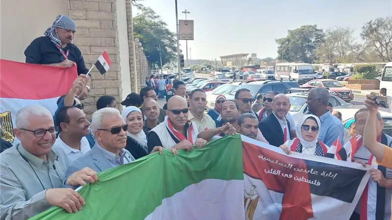 تعليم القاهرة تشارك في الوقفة التضامنية مع فلسطين الشقيقة