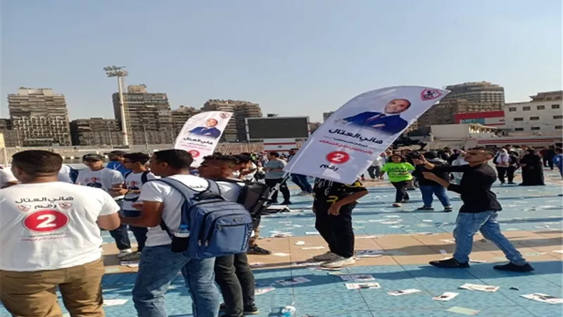أنصار العتال يواصلون الهتافات أمام لجان انتخابات الزمالك