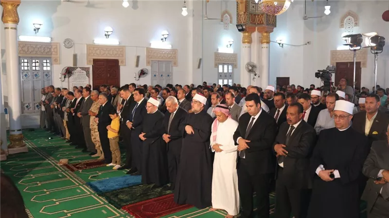 المفتى ووزير الاوقاف ومحافظ السويس يؤدون صلاة الغائب بمسجد بدر