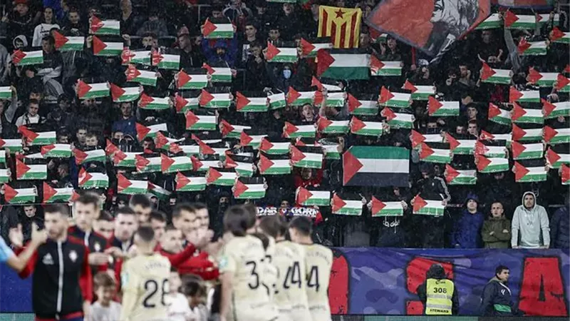 جمهور أوساسونا يرفع علم فلسطين أمام غرناطة بالدورى الاسبانى