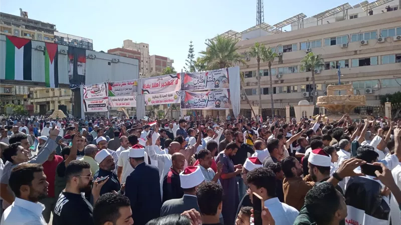 جموع اهالي مطروح تخرج تضامنا مع غزة والقضية الفلسطينية
