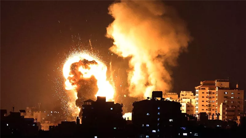 الاحتلال الإسرائيلي يشن عدة غارات عنيفة على مناطق متفرقة بغزة