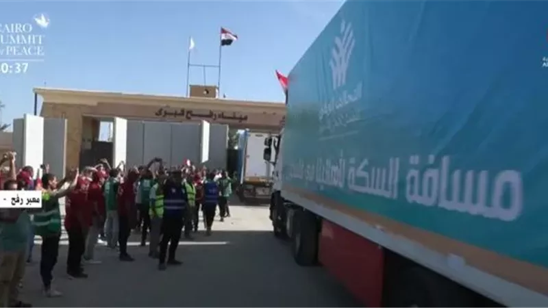 بدء عبور شاحنات الادوية والمستلزمات الطبية معبر رفح.. بالفيديو