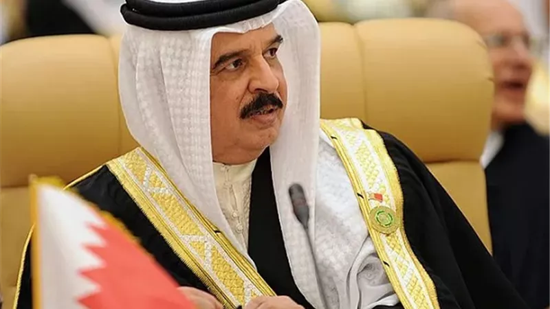 ملك البحرين يصل القاهرة للمشاركة في قمة مصر الدولية للسلام